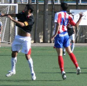 Barba pelea por un balón. Foto Carlos Marco.
