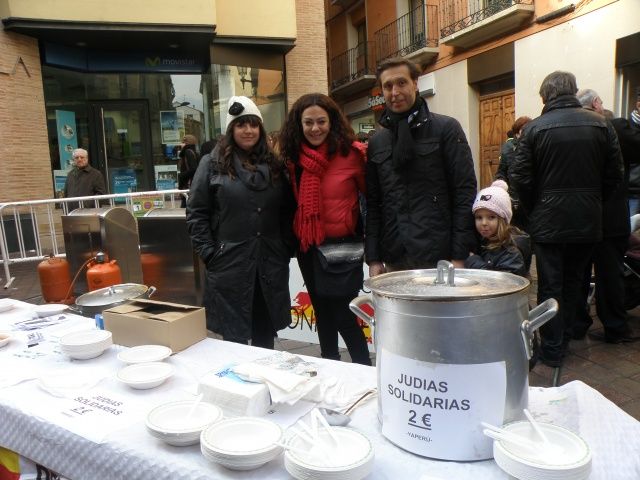 Petronila de Aragón y Yaperú reparten cerca de medio millar de raciones de judías solidarias en la Candelera de Barbastro