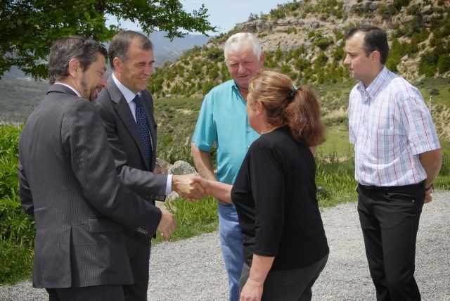 El presidente de la DPH conoce las obras de mejora de los accesos a Castiello de Guarga