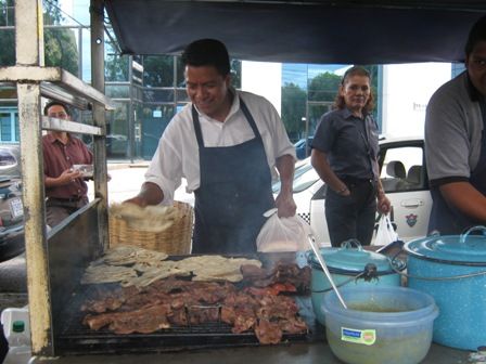 José Luis Pascual Guatemala El cocinero, disfrutando con su trabajo, que es muy apreciado por sus clientes.