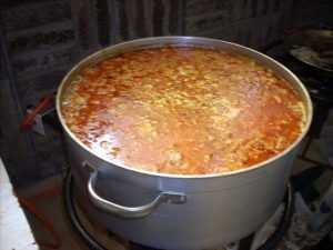 Anita, la cocinera, puso su toque maestro a una fabada para 100 personas.
