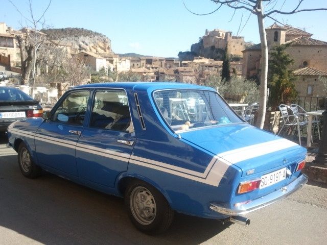 Concentración de coches clásicos y meditación en Alquézar coches clásicos Alquézar