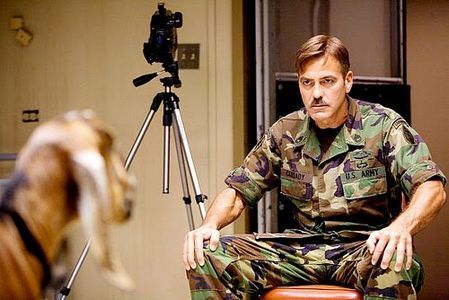 Crítica de cine de Fernando Broto: «Los hombres que miraban fíjamente a las cabras»