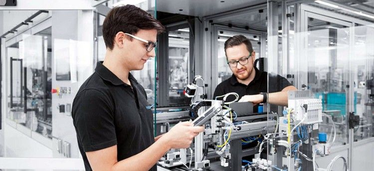De novato a experto: Cómo un curso en el sector industrial puede impulsar tu carrera profesional