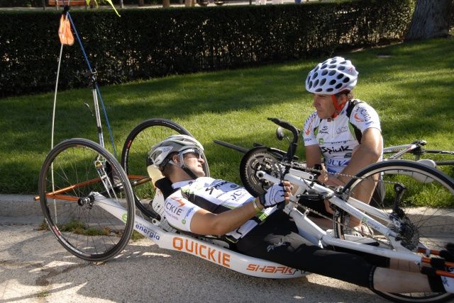 Diego Ballesteros presenta su documental sobre la hazaña de unir Madrid y Londres en handbike