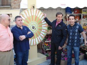 El diputado Betorz durante la tirada inicial de la ruleta de premios. Foto R.S.