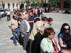 Largas colas para participar en el Día del Comercio de Monzón. Foto R.S.