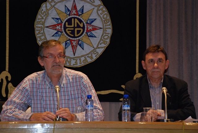 El cantautor Joaquín Carbonell visitó la UNED de Barbastro