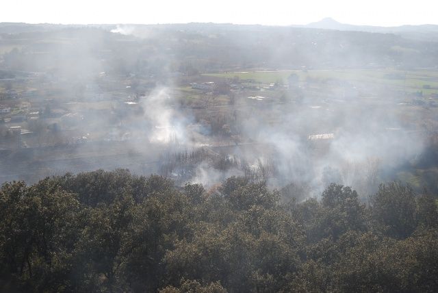 Arden unas dos hectáreas de cañizo y monte bajo en la huerta de San Marcos de Barbastro huerta de San Marcos de Barbastro