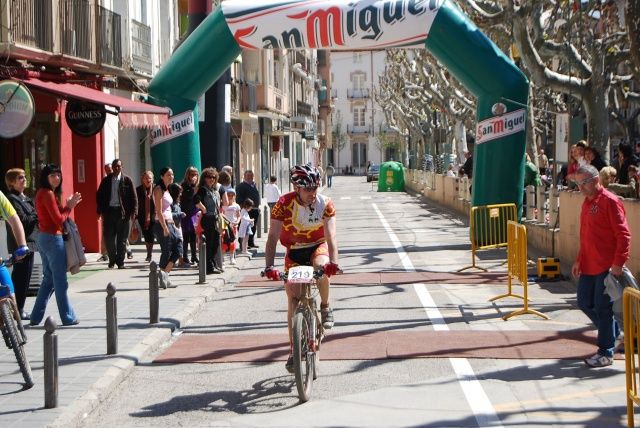 El codetazo y el pascalles con cabezudos y dragón inician las fiestas del barrio de San Fermín en Barbastro