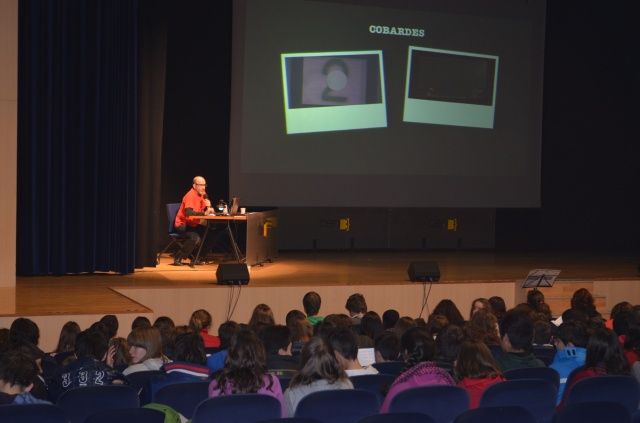Los estudiantes de Secundaria de Barbastro aprenden a resolver conflictos mediante el diálogo en la jornada ‘Un día de cine’