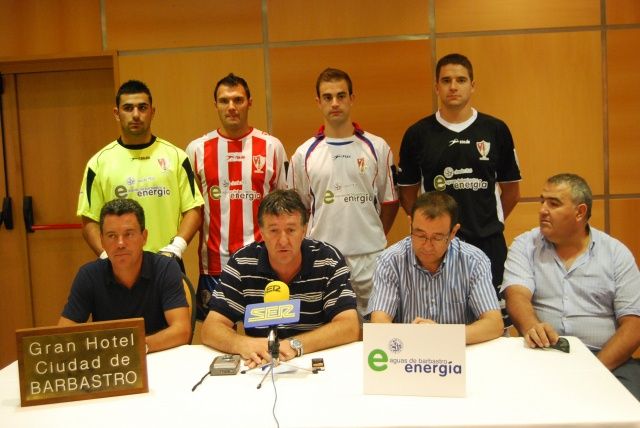 La U.D. Barbastro estena nueva equipación con el patrocinio de Aguas de Barbastro Energía