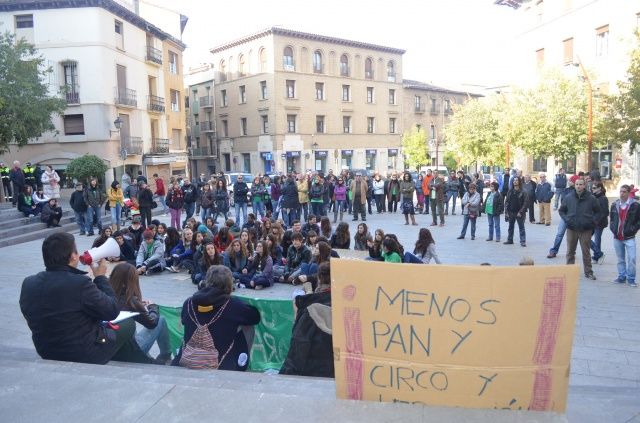 Más de 2.000 personas protestan en Barbastro contra los recortes del Gobierno