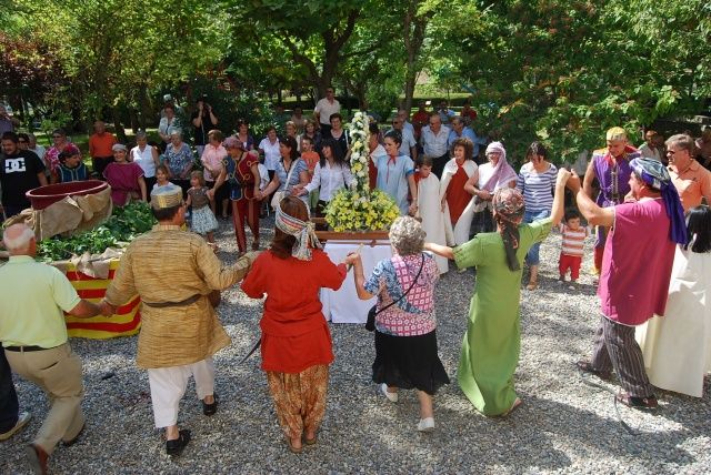 Danza en torno a la virgen y al mosto. Foto JLP. Danza en torno a la virgen y al mosto. Foto JLP.