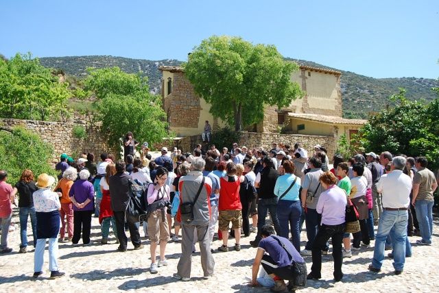 Unas 200 personas protestan en Bastarás por la destrucción de la cueva neolítica de Chaves