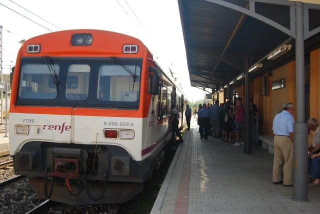 La estación ferroviaria de Monzón cierra por la noche mientras el servicio de trenes se mantiene