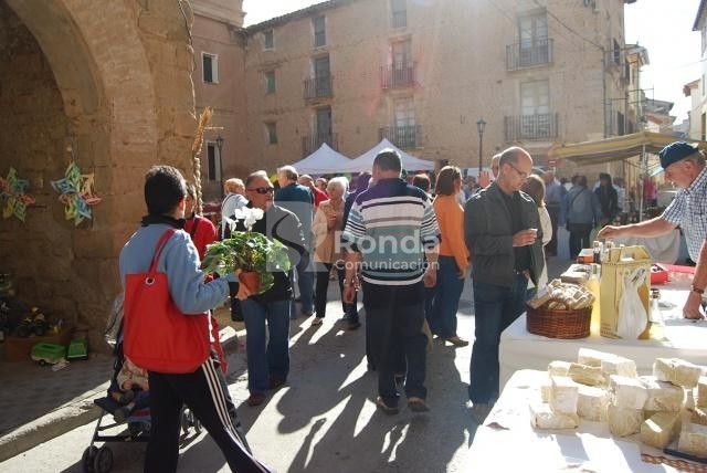 Alrededor de un centenar de artesanos exponen en la recuperada Feria de Alcolea de Cinca