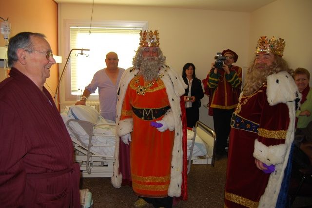 Los Reyes Magos visitan el Hospital de Barbastro reyes magos hospital barbastro
