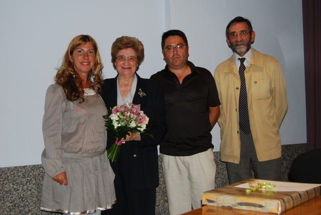 La asociación y Bizén D' o Río homenajearon a Margarita, viuda de José Cardús. Foto JLP. La asociación y Bizén D' o Río homenajearon a Margarita, viuda de José Cardús. Foto JLP.