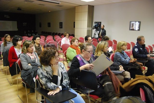 Música, palabras y flores para combatir la violencia de género en Monzón y un documental sobre la prostitución en Barbastro