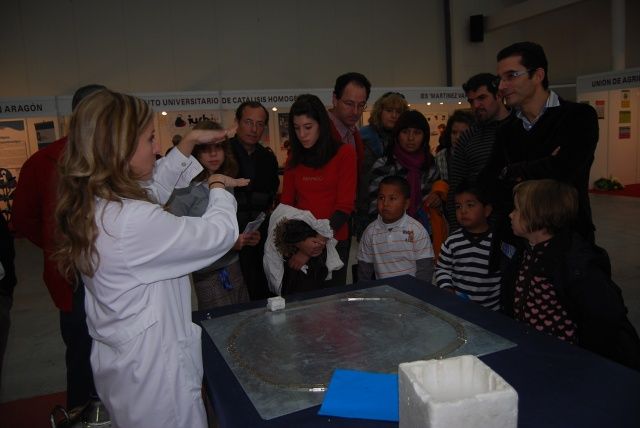 II Feria Ciencia Barbastro Experimentos con nitrógeno líquido. Foto JLP.