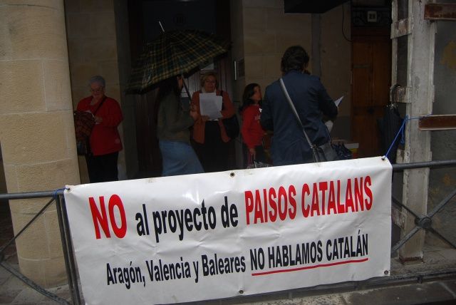 La plataforma ‘No hablamos catalán’ lleva sus protestas por la Ley de Lenguas a Barbastro No hablamos catalán