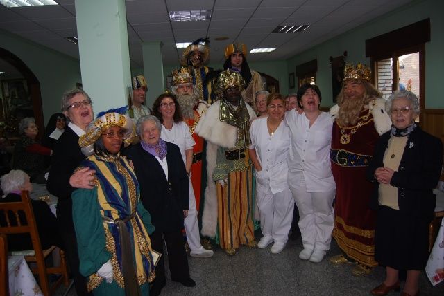 Los Reyes Magos llevan ilusión y cariño por las residencias de ancianos de Barbastro Reyes Magos barbastro