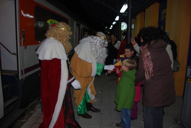 Los Reyes Magos llegaron a Monzón en tren. Foto JLP. Los Reyes Magos llegaron a Monzón en tren. Foto JLP.