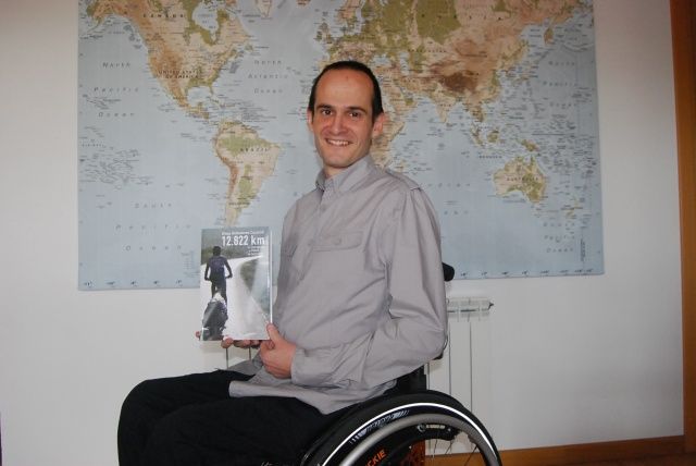 Diego Ballesteros presenta su libro 12.822 Km de Zaragoza a Pekín en bicicleta en Monzón