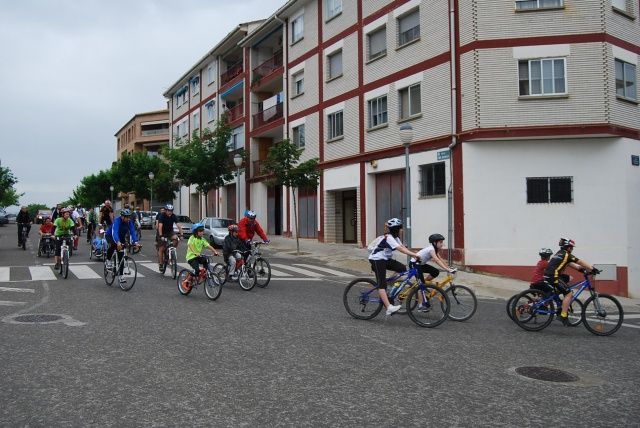 Medio centenar de ciclistas reclaman el uso de la bicicleta y la vía verde en Barbastro