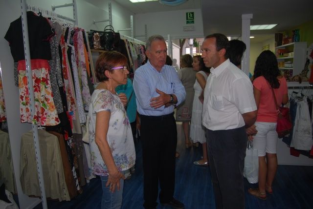 Cáritas Diocesana abre en Barbastro una tienda de ropa de segunda mano y de comercio justo