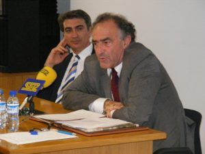 Santos Castro, director general de Relaciones Institucionales del Ministerio de Defensa, a la derecha, habló sobre el panorama estratégico 2009 . Foto A.H.