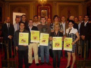 Los ganadores y los organizadores posan en Barbastro. Foto JLP.