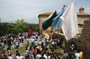 Las banderas de los romeros ondean al viento. Foto: Nacho Pardinilla. Las banderas de los romeros ondean al viento. Foto: Nacho Pardinilla.