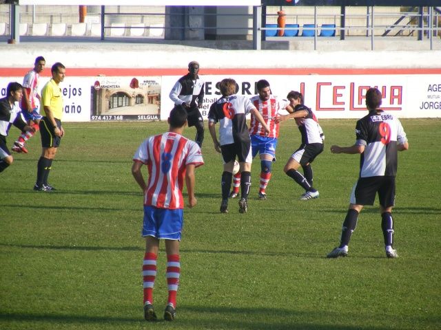 Un irregular Barbastro se enfrenta ante el Ebro