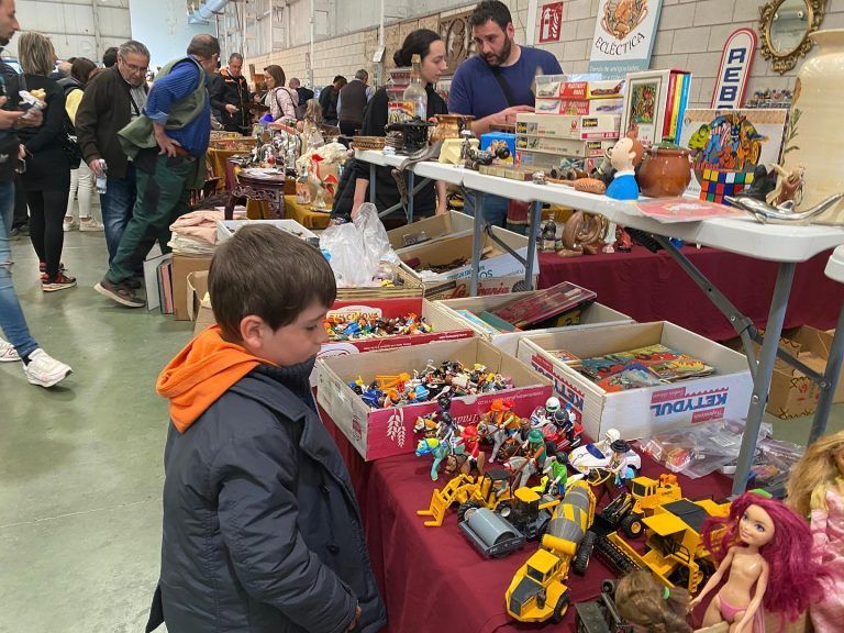 Cientos de personas en El Desván, la feria del desembalaje de Barbastro