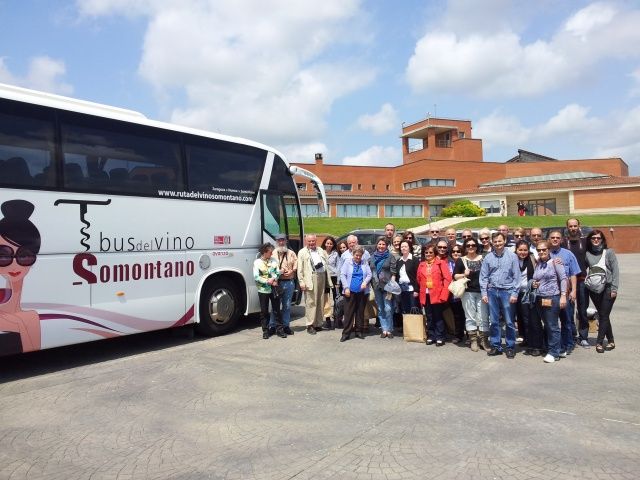 Alrededor de cuarenta enoturistas en el Bus del Vino Somontano de mayo