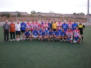 Políticos y periodistas en un partido solidario. Foto S.E.