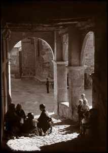 Fotografía Moderna Grupo bajo los arcos de la plaza Fraga 1921-1934 Fondo Rircardo Compairé, Foteca DPH.