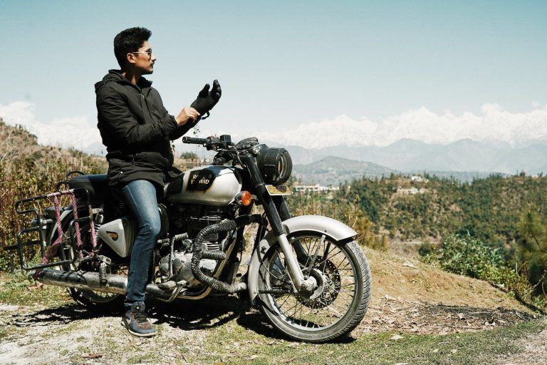 ¿Es obligatorio llevar guantes en moto?
