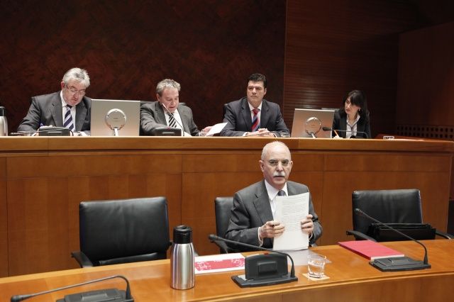 El consejero de Econonomía, Hacienda y Empleo incia la serie de comparecencias que los miembros del Ejecutivo realizan en las Cortes de Aragón para explicar el proyecto de Ley de Presupuestos de la Comunidad Autónoma para 2011