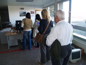 Pacientes esperando cita en el Hospital de Barbastro. Foto JLP.