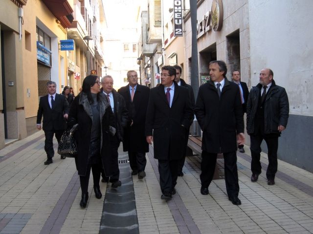 El consejero de Industria Arturo Aliaga conoce visita el Centro Comercial Abierto de Binéfar