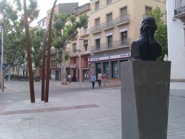 El busto del General Ricardos preside el acceso al Paseo del Coso de Barbastro