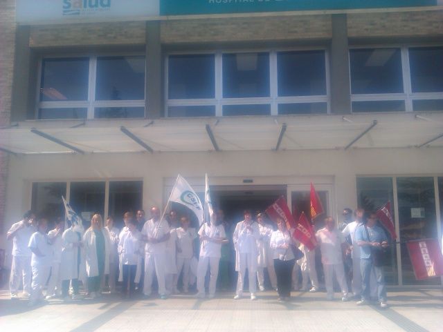 Medio centenar de trabajadores del Hospital de Barbastro protestan por los recortes en sanidad