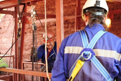 El número de accidentes laborales registrados en Aragón desciende un 20,7% en el primer semestre de 2012
