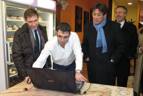 Arturo Aliaga participa en la puesta en marcha del comercio electrónico en Binéfar