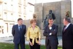 Graus pone en valor la figura de Costa con la inauguración del monumento que sirve de acceso a la calle principal de la villa Inauguración monumento Graus