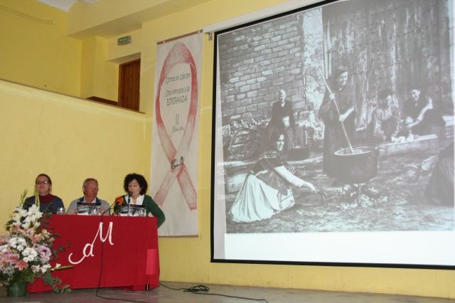 Las mujeres de Salas Altas reviven tareas antiguas para ilustrar su calendario solidario