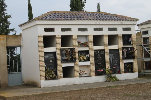 Un bloque de 15 nichos ampliará la capacidad del cementerio municipal de Conchel